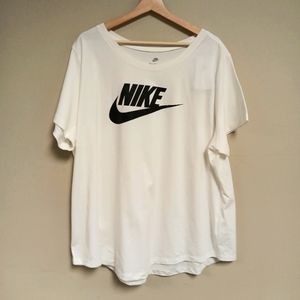 Nike woman's 2X white nwt The Nike Tee shirt sleeve
